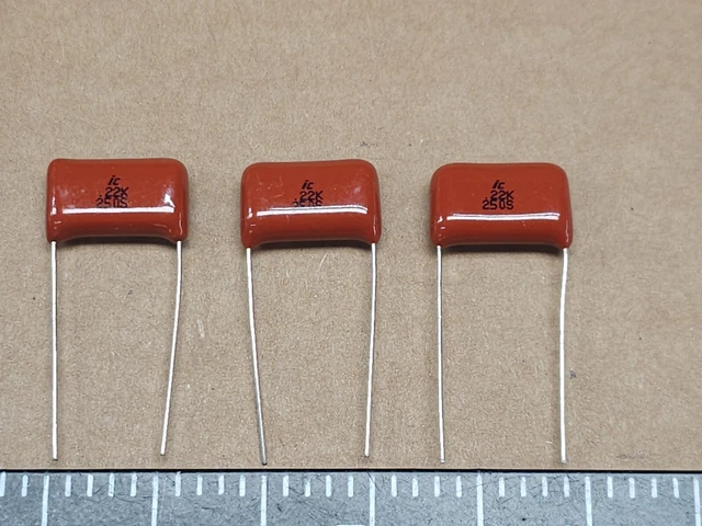 10 Condensatori Elettrolitici Radiali Illinois Capacitor 0.1uF 50V 20% 104CKH050M