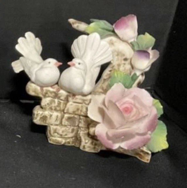 Capodimonte Napoleon, Two Small Doves perched on a stone wall with white roses