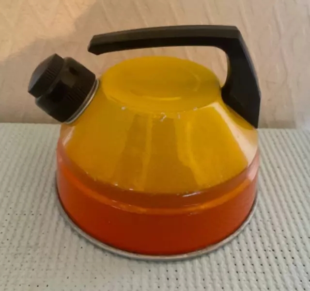 Hervidor de agua silbato vintage de metal naranja para camping o estufa