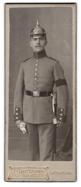 Fotografie J. Hartmann, Bayreuth, junger Soldat in Uniform mit Pickelhaube und