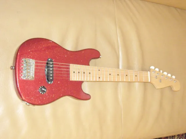 Kleine glitzernd rote E-Gitarre, kein Spielzeug