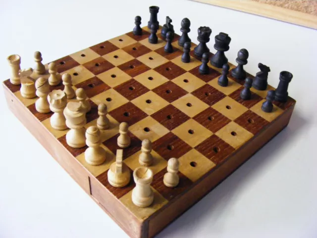 Vintage 1950's Wooden Travelling or Analysis Chess Set. VGC