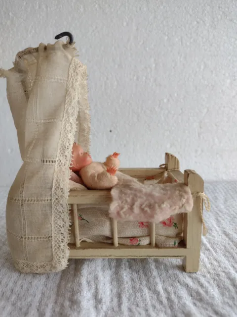 Gitterbett für Puppenstube mit Baby Biegepüppchen