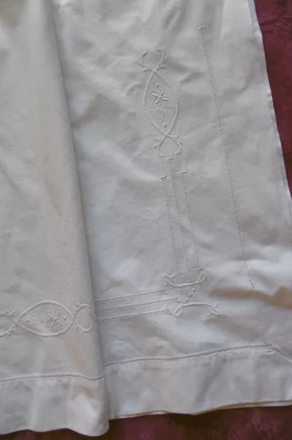 Tres beau drap ancien avec JOURS et BRODERIES dans la largeur ET la découverte 3