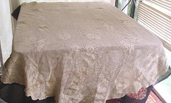 VTG FLORAL HAND CROCHETED FILET CROCHET OVAL TABLECLOTH 56" x 67"