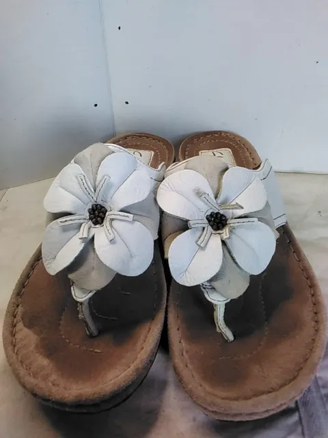 Clarks Artisan White Leather Flower Thong Flip Flops Sandals Women's Size 7 M
