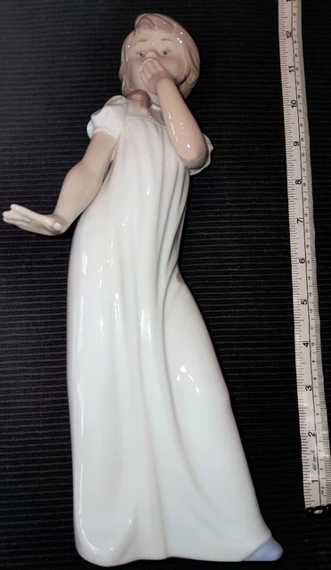 LLADRO NAO GIRL Yawning , mint condition. No Chips Or Marks £19.99