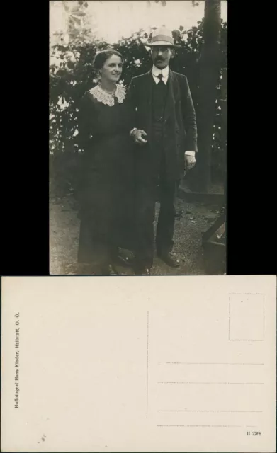 Paar, Mann & Frau gut gekleidet, Echtfoto-AK H. Kinder Hallstatt OÖ 1920