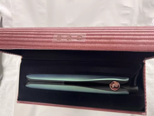 GHD Dreamland Gold® hair straightener limited-edition festive gift set