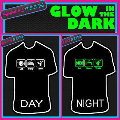 EAT Sleep Train Allenamento Palestra Sollevamento Pesi Glow in the Dark T-Shirt Stampata