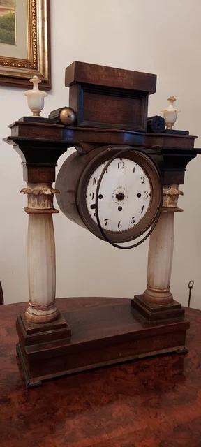 Antico Orologio impero da tavolo colonne in Alabastro e legno moganato