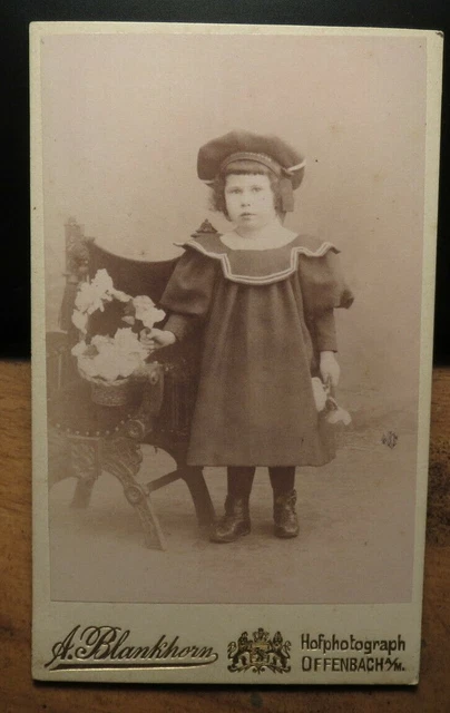 stehendes kleines Kind mit Mütze / CDV Albert Blankhorn Offenbach a. M.