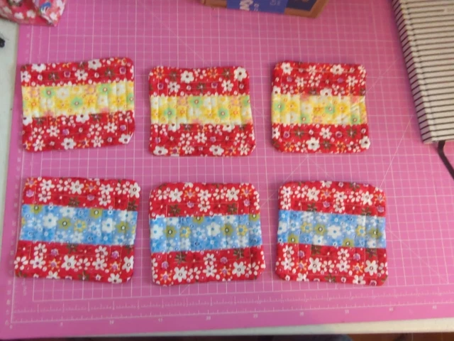 Lote de 8 posavasos acolchados reversibles de 5"" x 5"". Lavable a máquina. Inspirado de colección