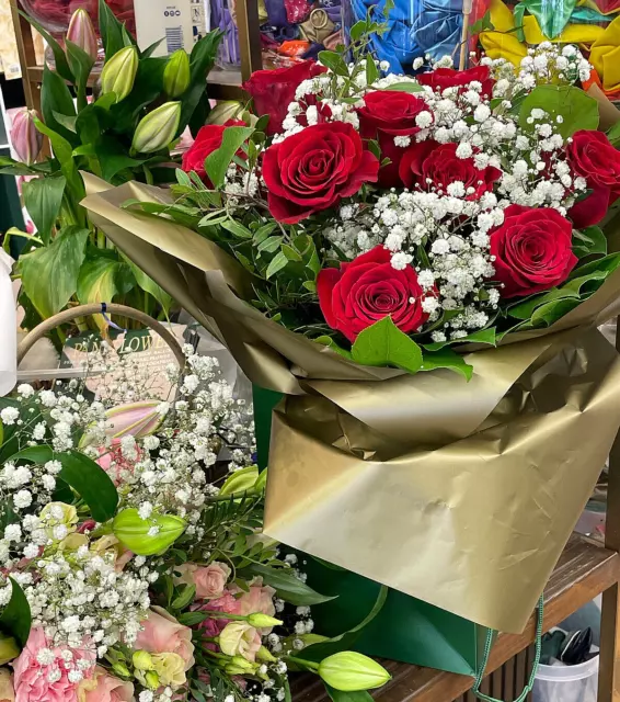 FRESH FLOWERS Delivered UK Luxury Red Rose Bouquet Free Flower Delivery