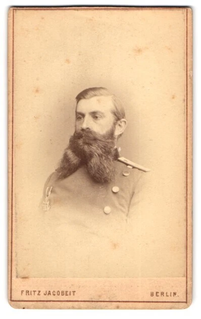 Fotografie Fritz Jacobeit, Berlin, Dorotheenstr. 858, Offizier in Uniform mit O