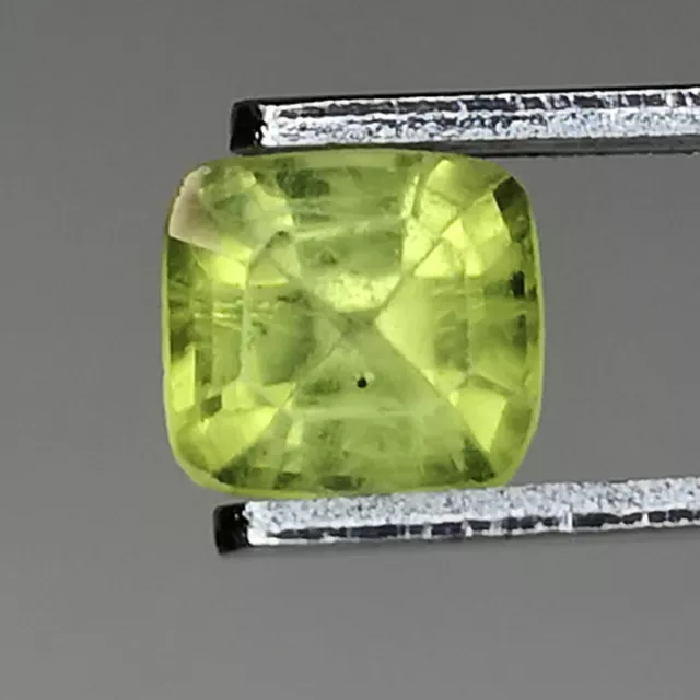 Péridot naturel d'Afrique - Coussin 0.61 Carat - 5.0 x 4.7 x 3.1 mm