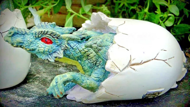 Statue yeux rouges bébé dragon éclosion dans un œuf légendes et fantaisie-NEUF