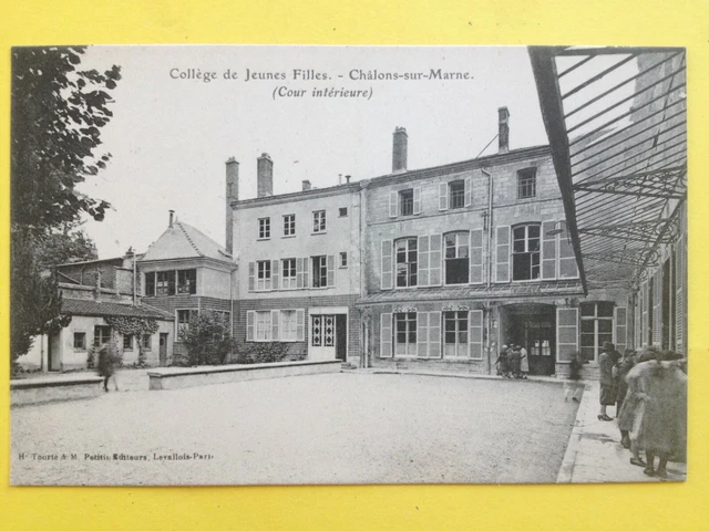 cpa RARE 51 CHALONS en CHAMPAGNE Marne COLLÈGE de JEUNES FILLES Cour Intérieure
