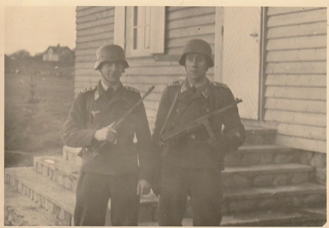 Foto 2 Luftwaffe Soldaten mit Helm und MP Maschinenpistole 2WK WWII. MP40 Photo