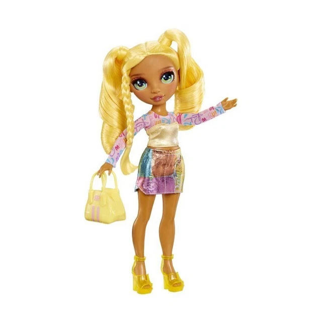 RAINBOW HIGH Junior High Rock Band - Bella - Poupée Mannequin Rose 23 cm avec Guitare Basse, Personnalisable avec des Autocollants, Articulée, Jouets Mignons pour Les Enfants À Partir de 4 Ans