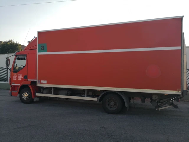 Autocarro cabinato isotermico con sponda battente elettrica Autocarro cabinato isotermico con sponda battente elettrica