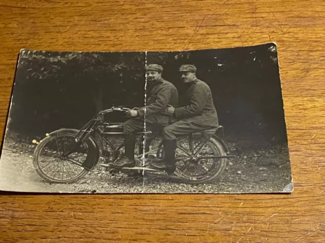 Foto di 2 militari Italiani della IGM in motocicletta in divisa e cappello