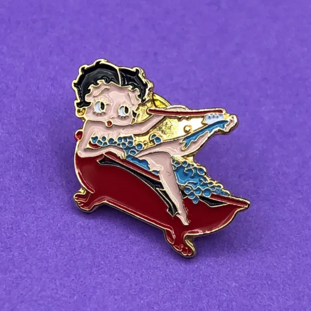 Betty Boop Pin Abzeichen Metall rote Bläschen Badewanne