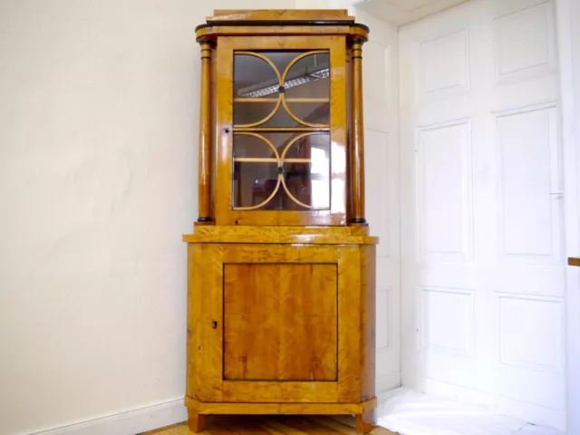 Biedermeier Eckvitrine Eckschrank Schinkeldach Vitrine Birke 1820 restauriert 2