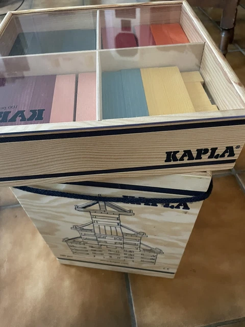 KAPLA Holzkiste 280 Steine Holzbaukasten mit rotem Kunstbuch - 99 Bunte Baustein