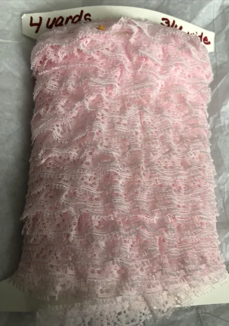 Robe vintage en dentelle rose idéal pour vêtements de poupée oreillers artisanat beaucoup à utiliser