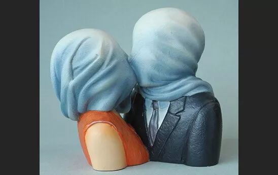 René Magritte - Les amants - die Liebenden  in Geschenkbox -Skulptur Figur 20137