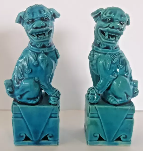 Deux statuettes en porcelaine émaillée de couleur bleu, chien Fo, Chine.