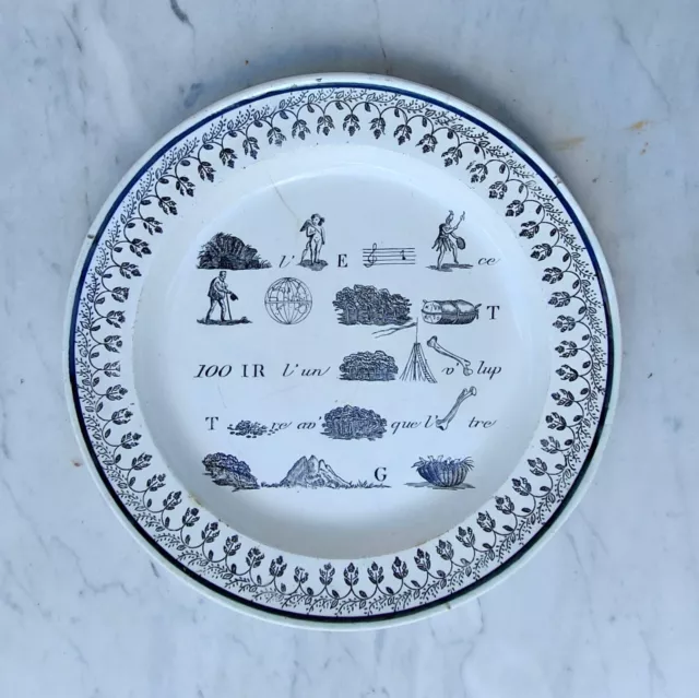 Assiette à Rébus en faïence de Montereau - marque en creux : 1797 à 1840