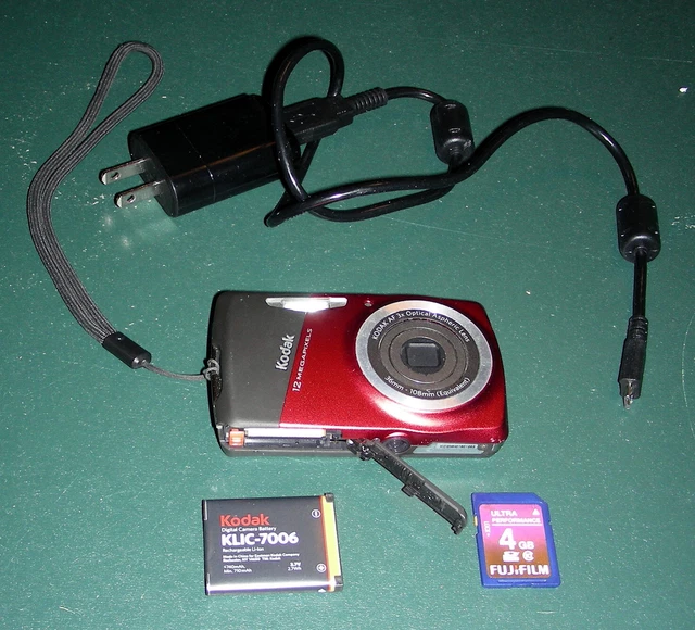 Kodak EasyShare M530 12.2MP digital Camera red/black 4GB SD card battery+charger