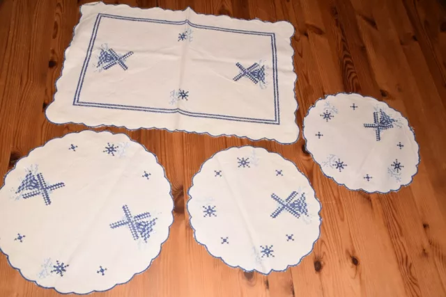 4 tlg. Set alte Deckchen mit Stickerei handbestickt Tischläufer (8710)