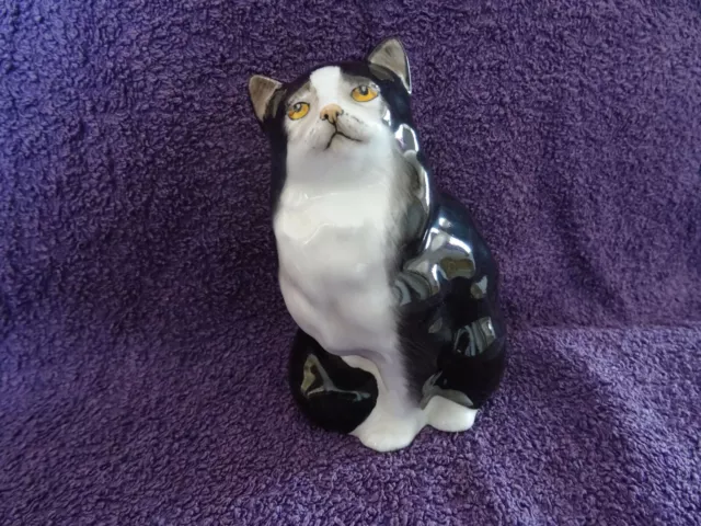 Delightful Seated Kitten Figurine By Royal Doulton HN999