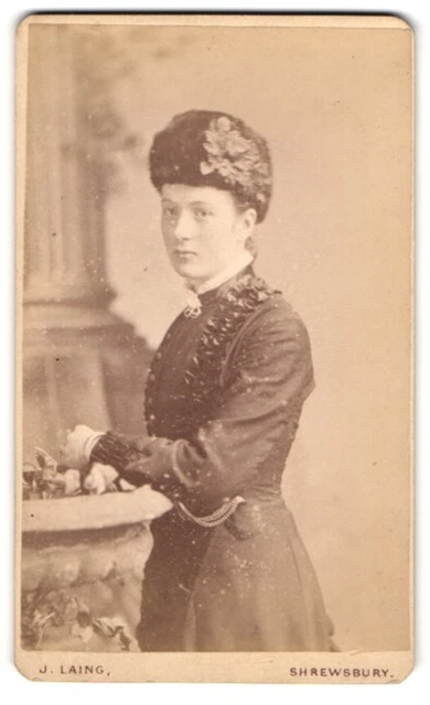 Fotografie J. Laing, Shrewsbury, junge Dame im dunklen Kleid mit Wintermütze