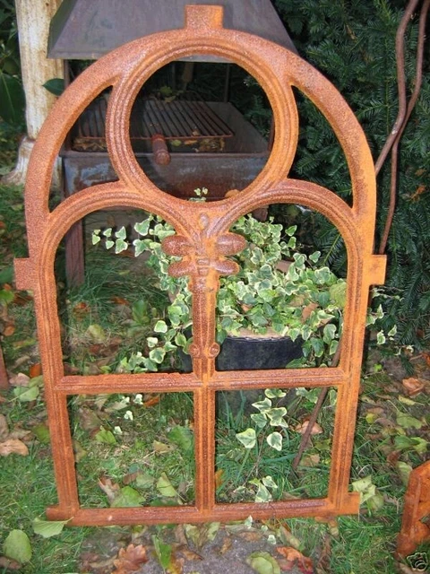 Schönes Gussfenster mit Bogen und Kreisausschnitt, Stallfenster,
