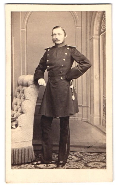 Fotografie Albert Grundner, Berlin, Leipziger Strasse 50, Offizier in Uniform m