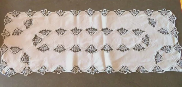Ancien DESSUS TABLE LIN Broderie Richelieu, pourtour +Incrustations dentelle