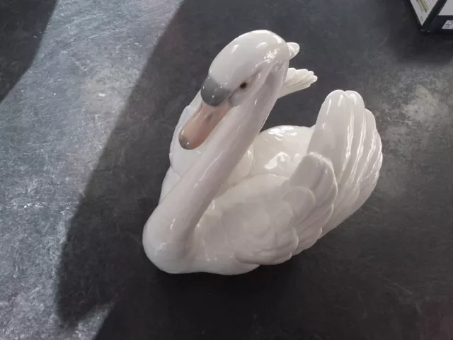 Lladro Porcelain Swan Figurine No.5231 with Spread Wings