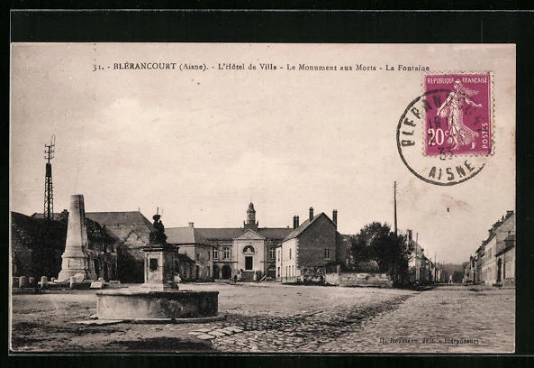 CPA Blérancourt, L´Hotel de Ville, Le Monument aux Morts, La Fontaine 1933