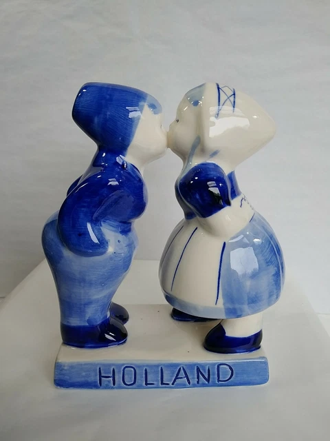 Holland 5" Figurine Boy & Girl Kissing Made In Holland Polychrome 049044