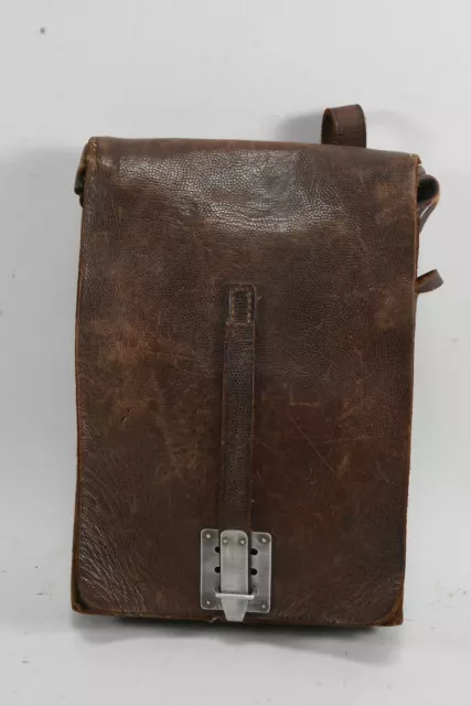 P03L46 - Vecchia borsa in pelle con fibbia in metallo