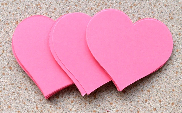 30 Tarjetas en forma de corazón rosa mediano - Salidas para artesanías 70 mm x 62 mm NUEVAS