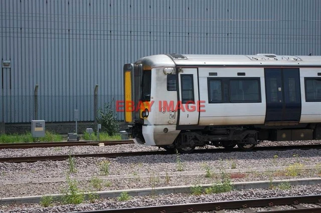 photo-class-379-379007-arrives-at-cambridge-379007-leads-379027-into