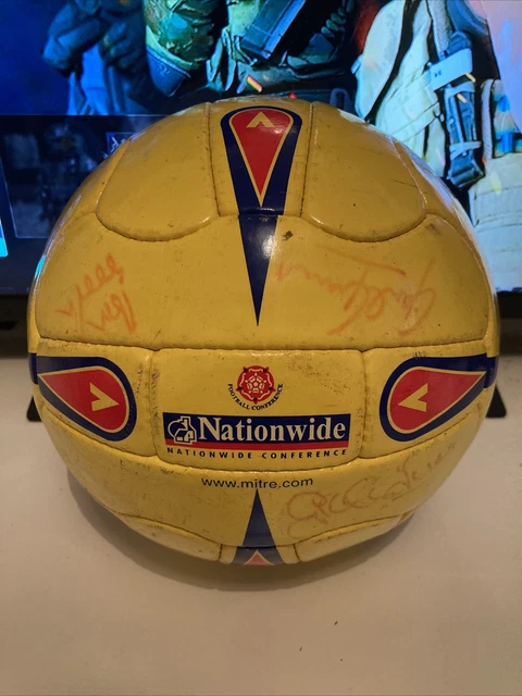 Mitre ISO Fluo conferenza nazionale calcio giallo firmato da Hereford
