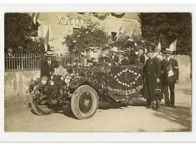 Carte Postale Photo Carte Automobile  Voiture Ancienne Fleurie Vive La Reine