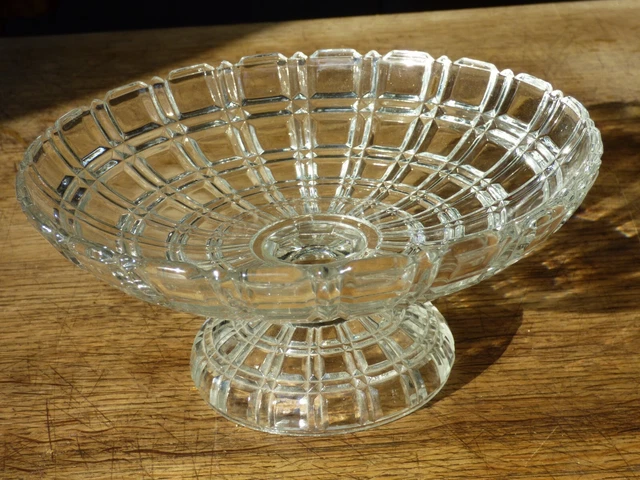 JOLIE COUPE, CENTRE de table, compotier en verre moulé sur pied