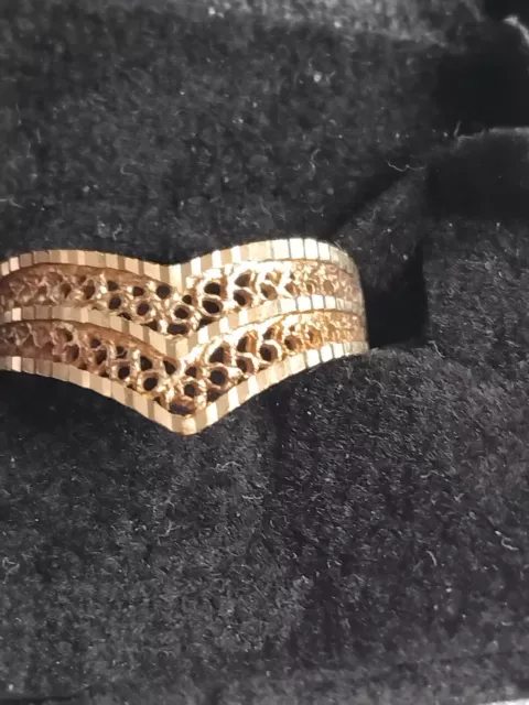 VINTAGE  9ct GOLD FILIGREE WISHBONE CUT WORK LADIES RING 2.09g SIZE O